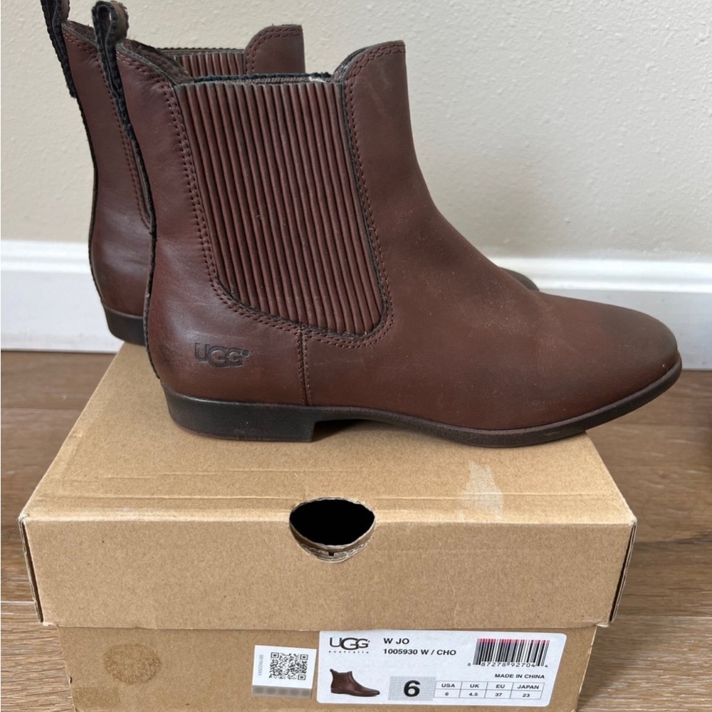 UGG Australia Leather Chelsea Boots size 6